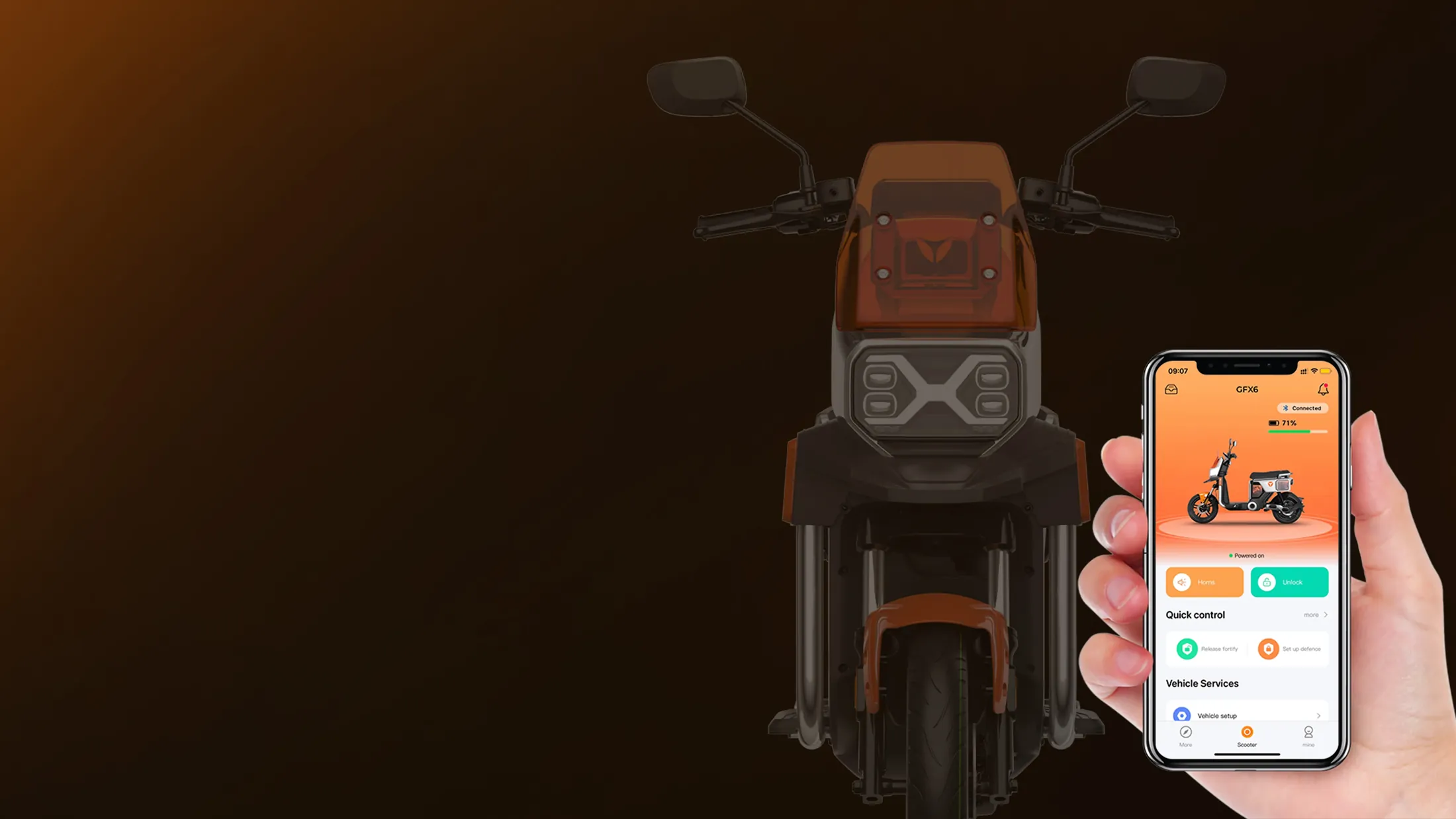 Main tenant un téléphone avec l'application Yadea devant le GFX6