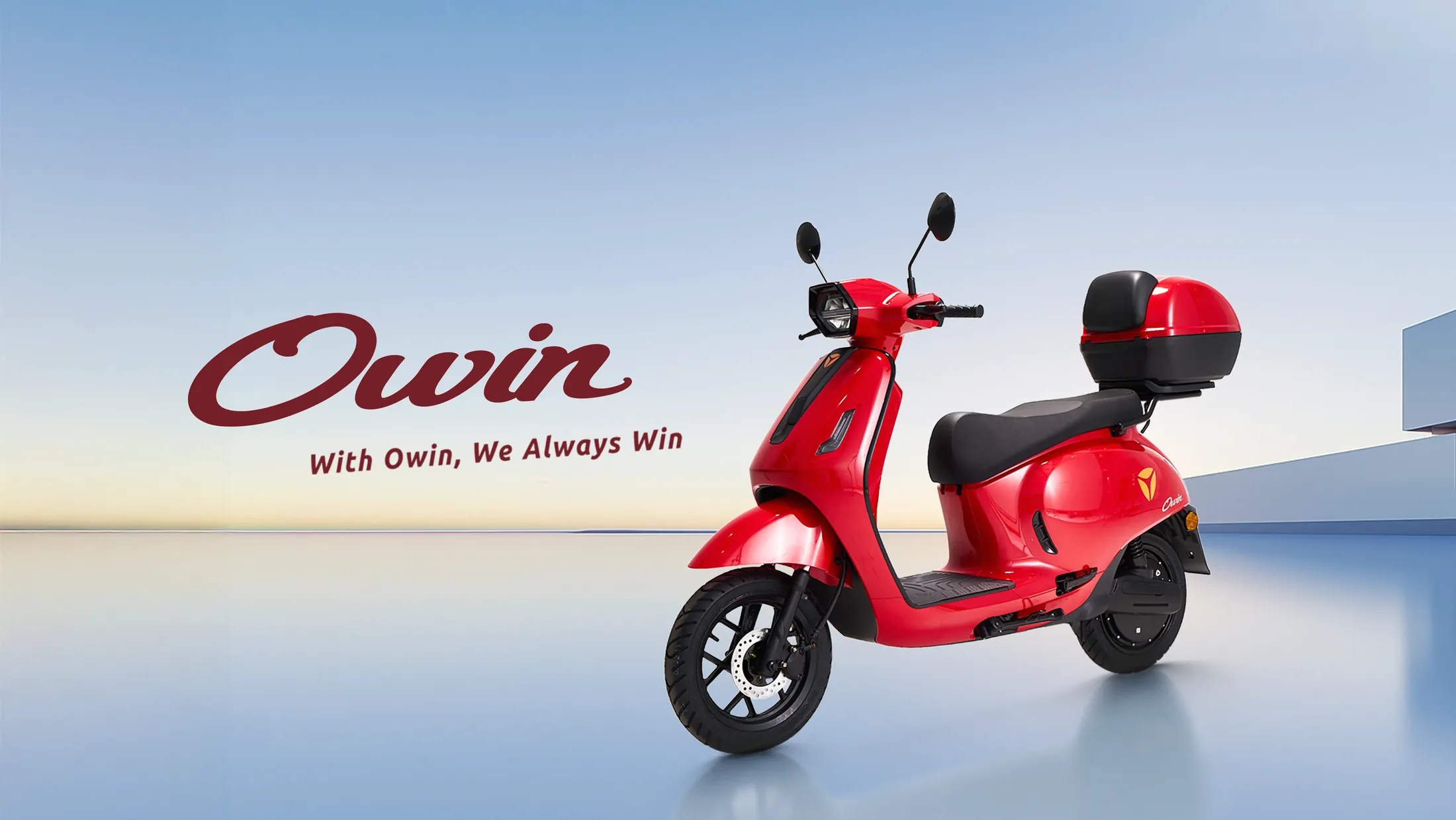 Scooter électrique YADEA Owin rouge avec top case sur une terrasse bleu pâle, avec la phrase « With Owin, We Always Win »