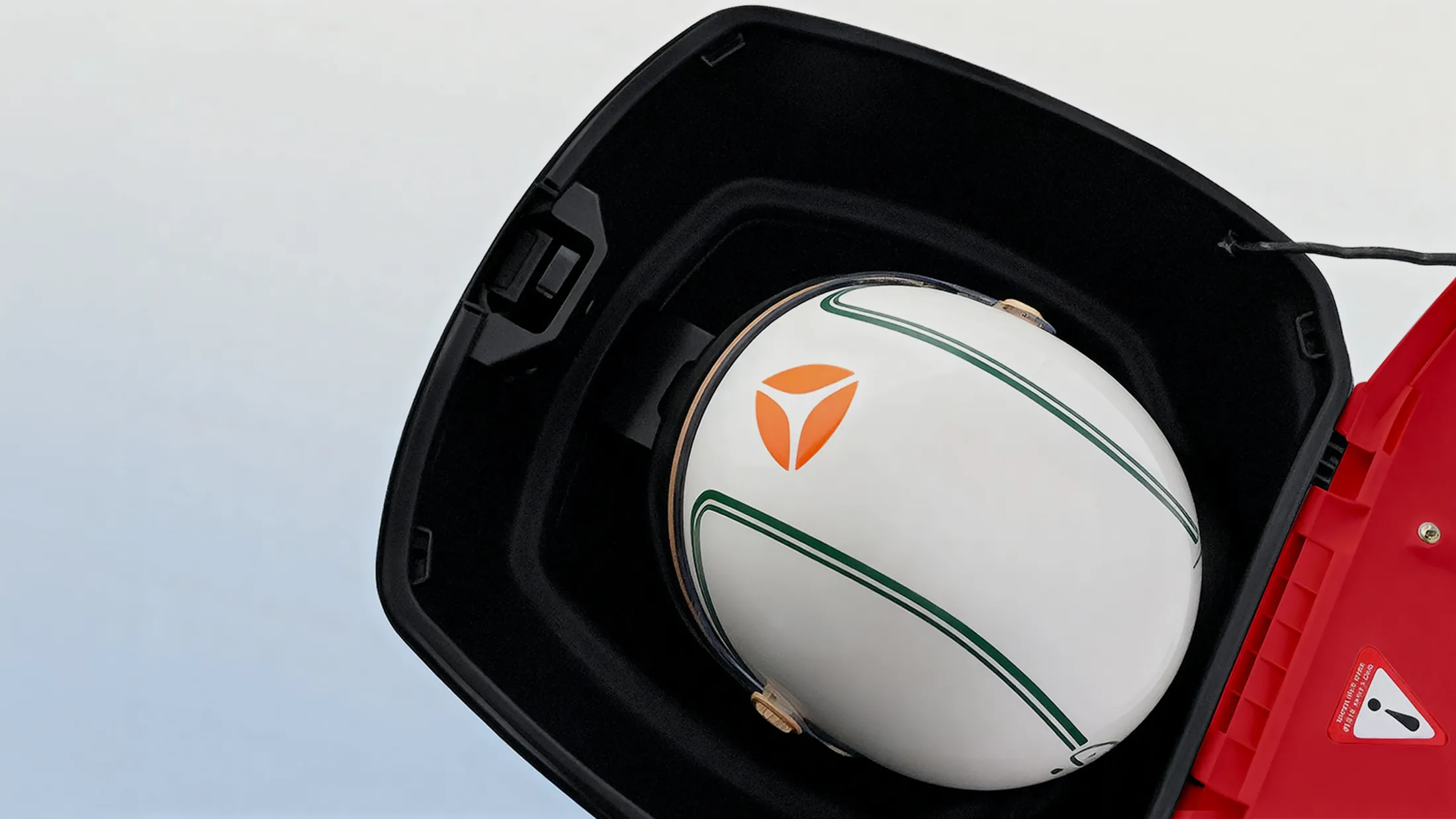 Casque Yadea blanc dans le coffre sous la selle ouvert