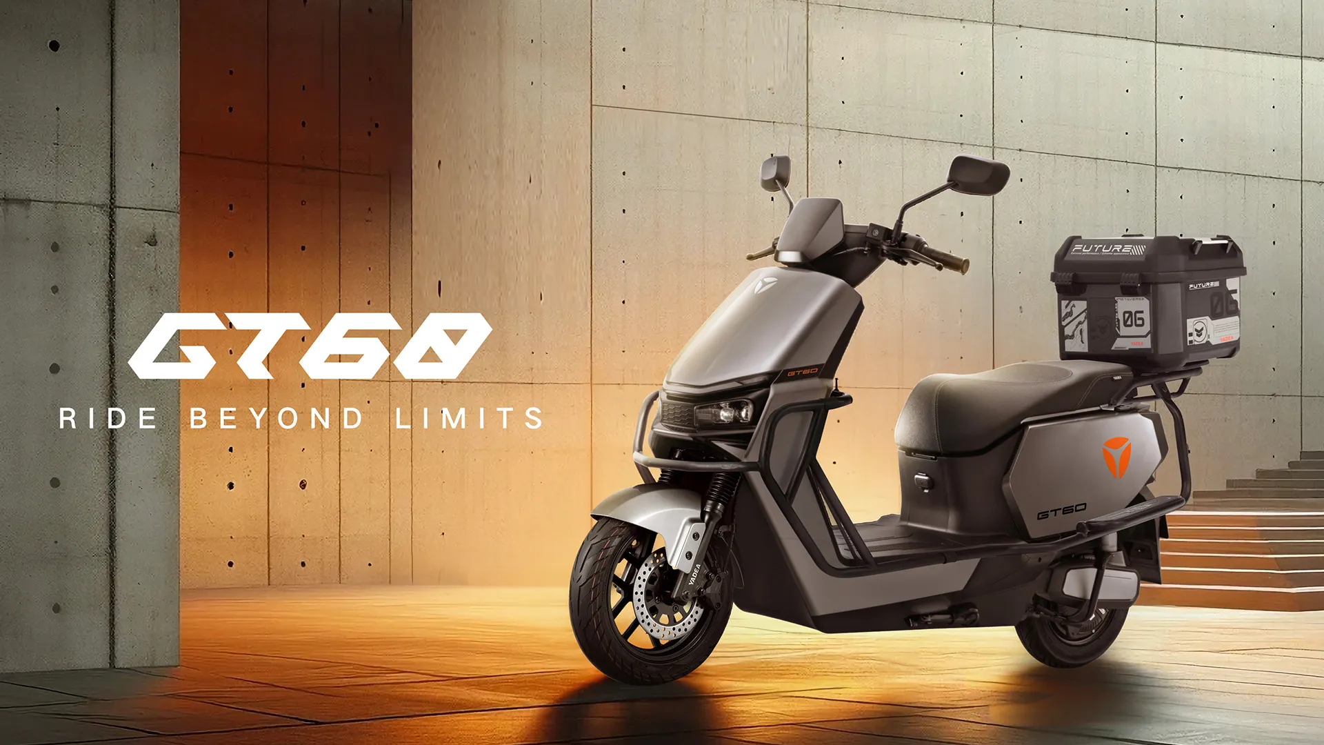 Scooter électrique YADEA GT60 gris dans une cour en béton, avec la phrase « Ride beyond limits »