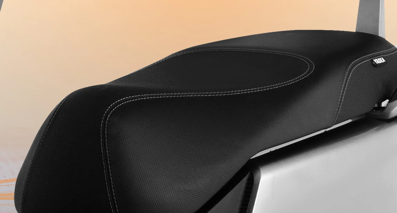 Gros plan sur la selle semi-perforée de 625 mm du GT60